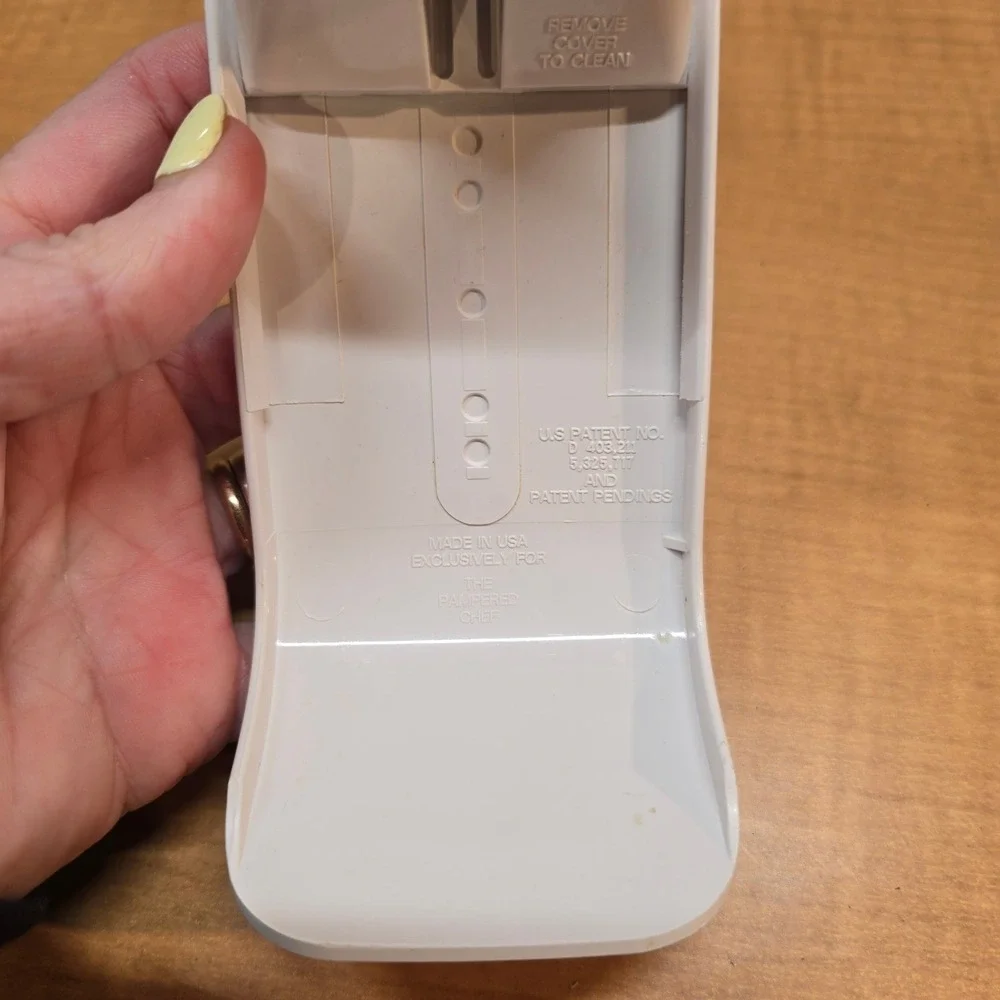 The Pampered Chef Adjustable Measuring Cup Scoop 1/8 - 1/2‎ or 25ml to 125ml